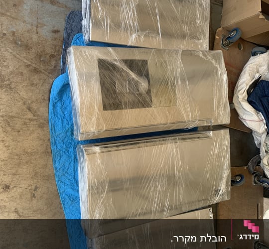 ארבעה מכשירים עטופים בניילון על שמיכה כחולה